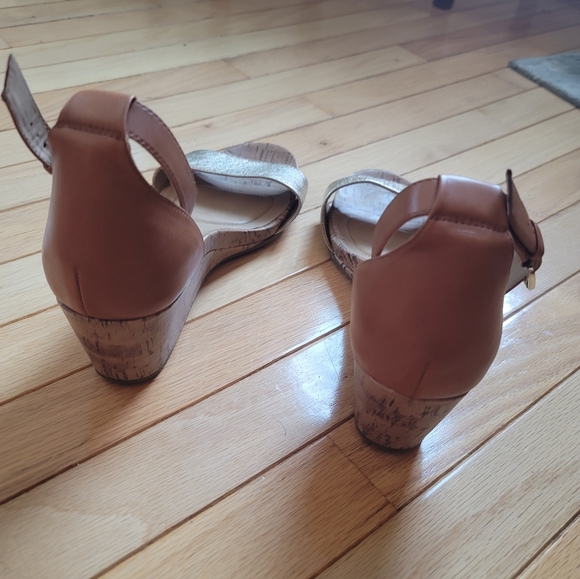 Naturalizer Two-Toned Wedge Sandle Gold and Saddle color Size 12 W - Picture 3 of 9